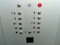 エレベーターのボタン。